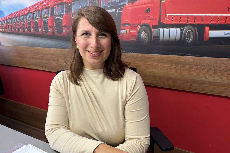 VÖRÖSNÉ TÓTH ERIKA